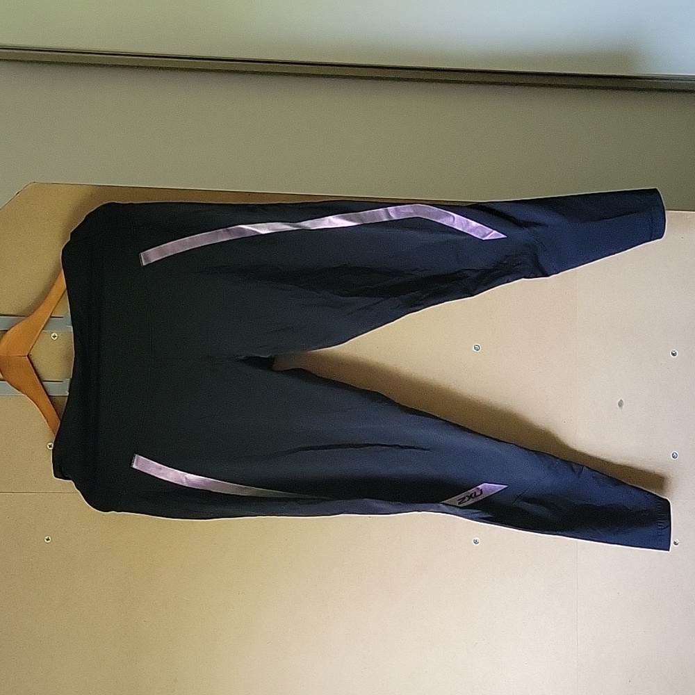 2XU Women's reflective compression tights. XXL